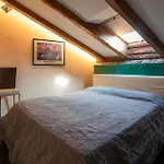 Sky Nido- Mansardato In Centro Storico 的里雅斯特